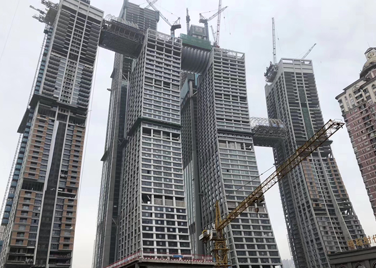 重慶來福士廣場(chǎng)景觀天橋結(jié)構(gòu)提升（提升重量3x900噸 ，提升高度203米）